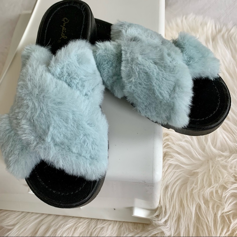 Qupid Faux-fur Sandals. Size 7. - Picture 1 of 6